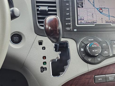 Used 2014 Toyota Sienna Limited w/ Limited Premium Package image 11