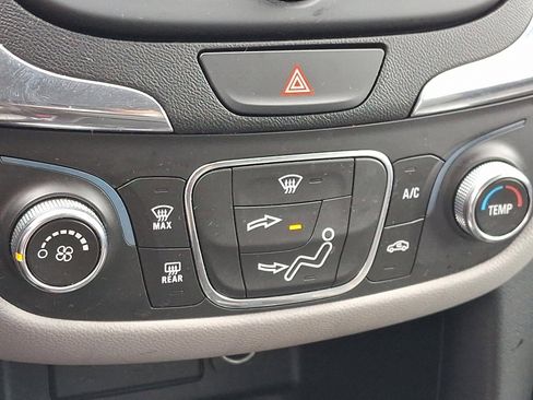 Used 2021 Chevrolet Equinox LS image 16