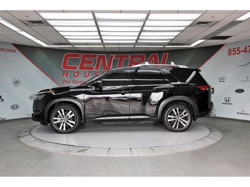 Used 2024 Nissan Pathfinder Platinum image 3