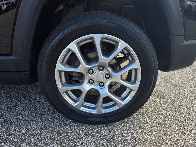 Used 2024 Jeep Compass Latitude w/ Sun and Sound Group AWD/4WD image 10