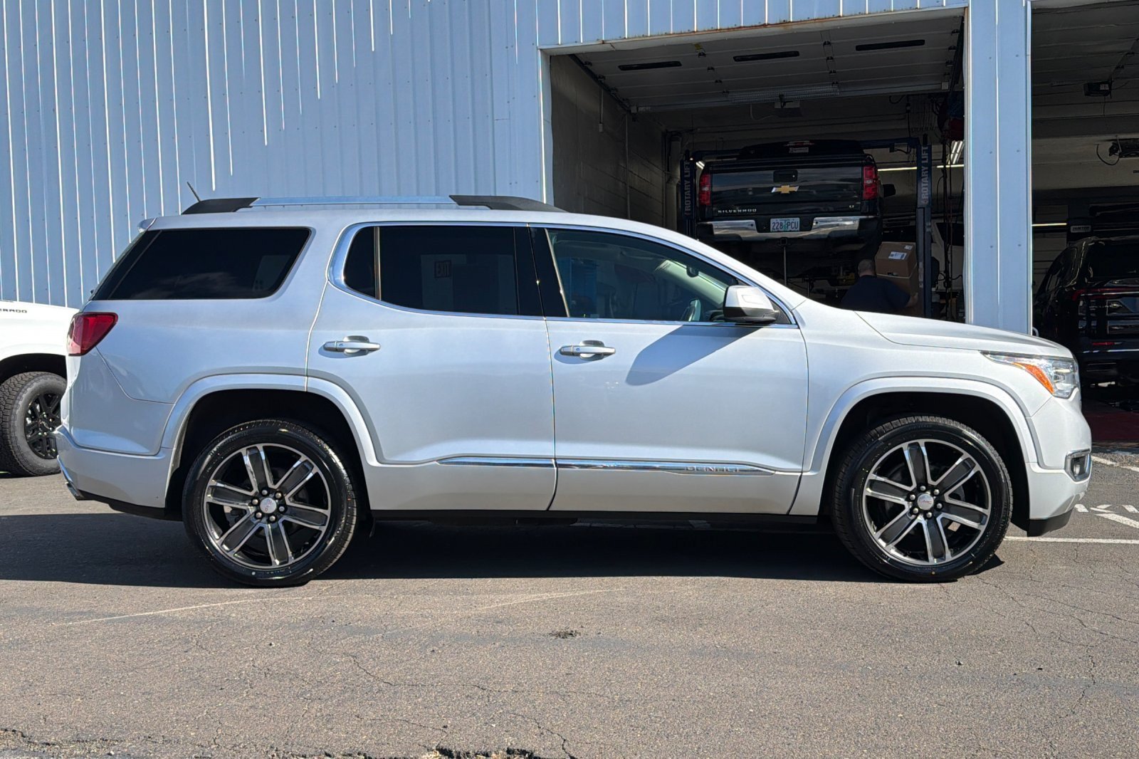 Used 2017 GMC Acadia Denali w/ Technology Package AWD/4WD image 3