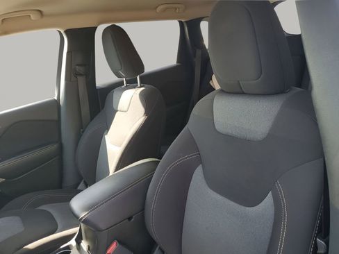 Used 2018 Jeep Cherokee Latitude w/ Altitude Package image 30