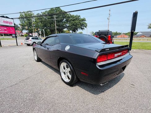 Used 2010 Dodge Challenger R/T RWD image 4