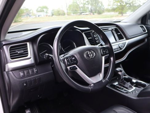 Used 2017 Toyota Highlander XLE AWD/4WD image 15