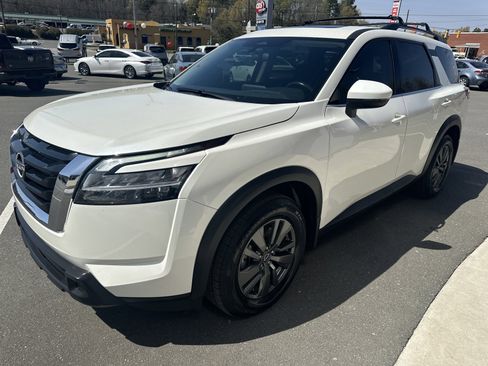 Used 2022 Nissan Pathfinder SV w/ SV Premium Package FWD image 4