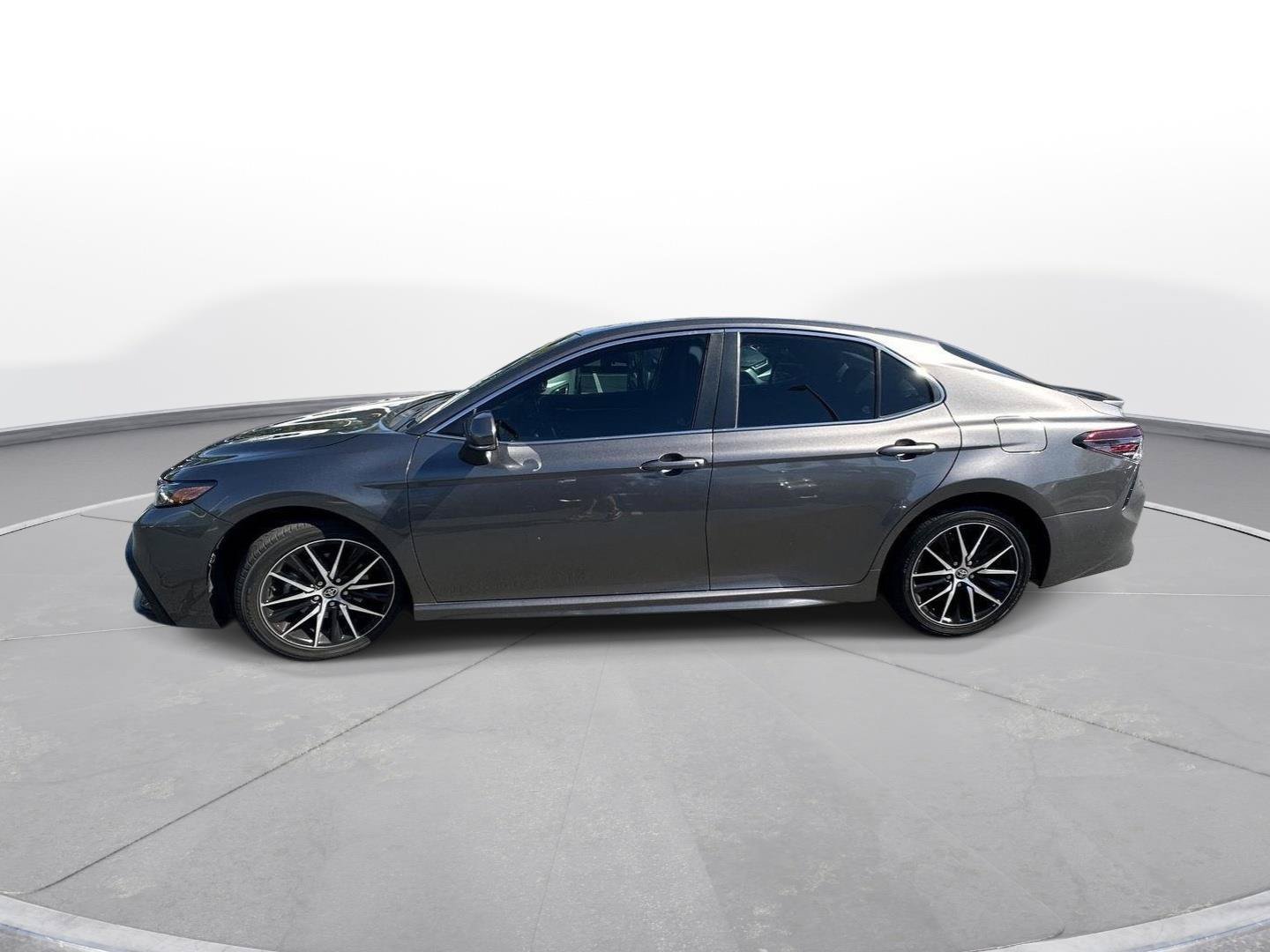 Used 2022 Toyota Camry SE w/ Convenience Package FWD image 9
