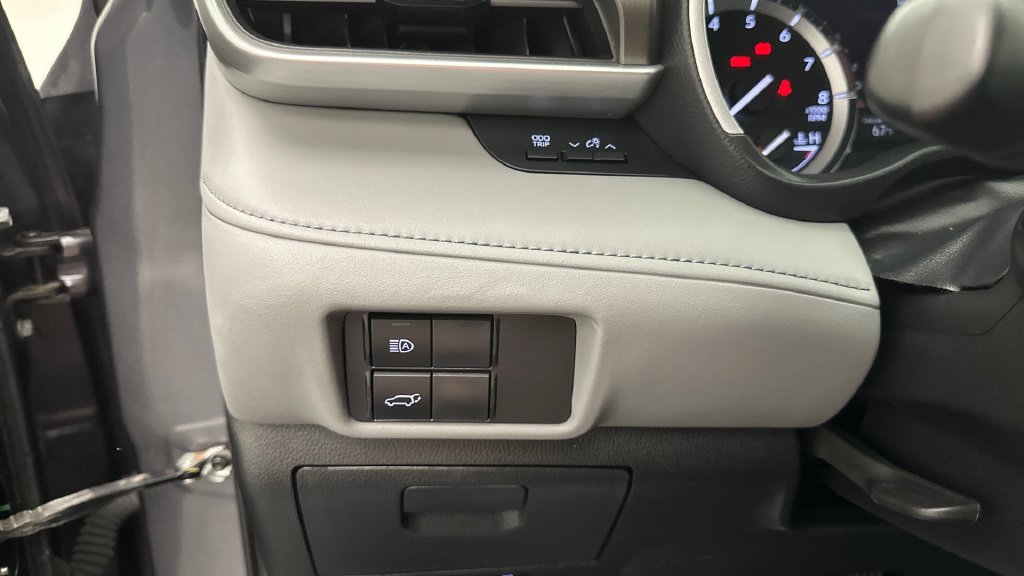 Certified 2021 Toyota Highlander XLE AWD/4WD image 32