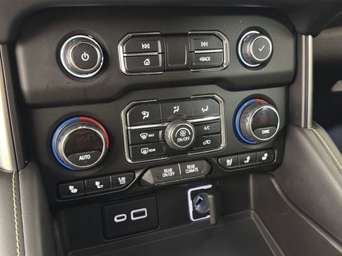 Used 2021 Chevrolet Tahoe Premier w/ Premium Package image 32