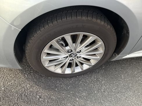 Used 2018 Toyota Avalon Limited image 3