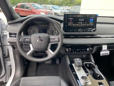 New 2026 Mitsubishi Outlander LE FWD image 8