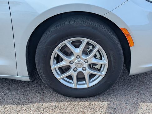 Used 2024 Chrysler Pacifica Touring-L image 9