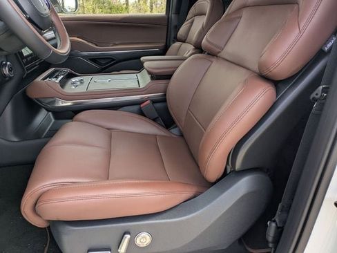 New 2026 Lincoln Navigator L Reserve AWD/4WD image 17