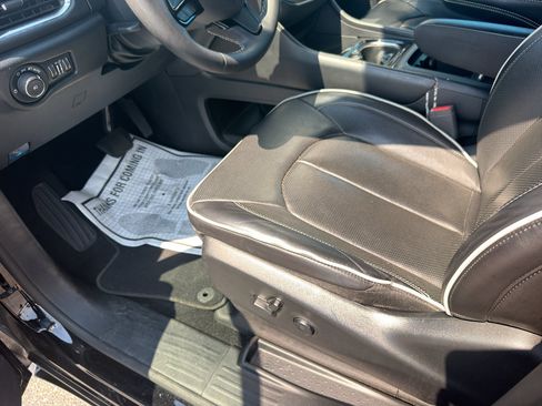 Used 2025 Chrysler Pacifica Limited FWD image 14