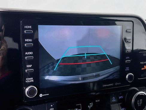 Certified 2021 Toyota Highlander XLE AWD/4WD image 12