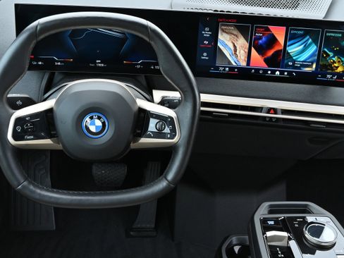 Used 2024 BMW iX xDrive50 w/ Sport Package AWD/4WD image 15