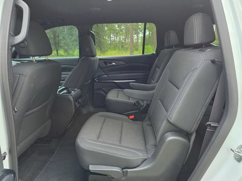 Used 2025 Chevrolet Traverse LT FWD image 15