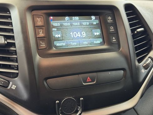 Used 2016 Jeep Cherokee Altitude w/ Cold Weather Group image 37