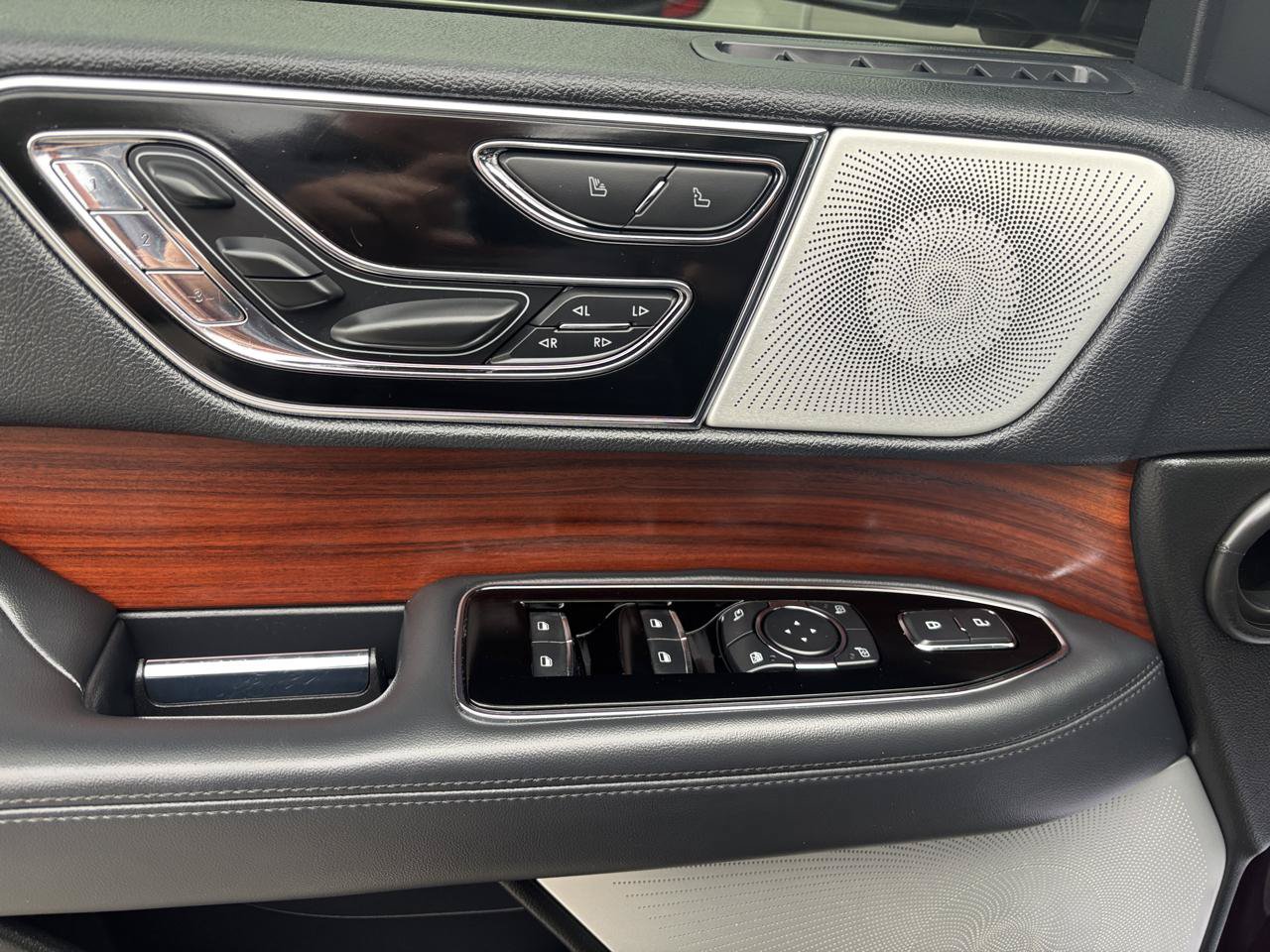 Used 2023 Lincoln Navigator Reserve AWD/4WD image 7
