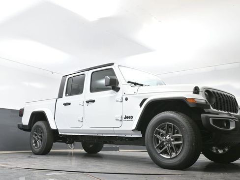 New 2026 Jeep Gladiator Sport AWD/4WD image 38