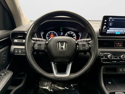 Used 2023 Honda Pilot Touring image 12