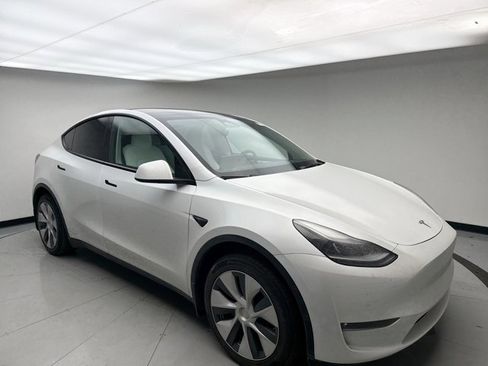 Used 2023 Tesla Model Y Long Range image 7
