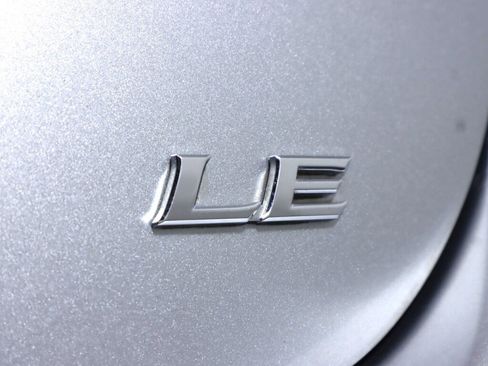 Used 2018 Toyota Camry LE image 33