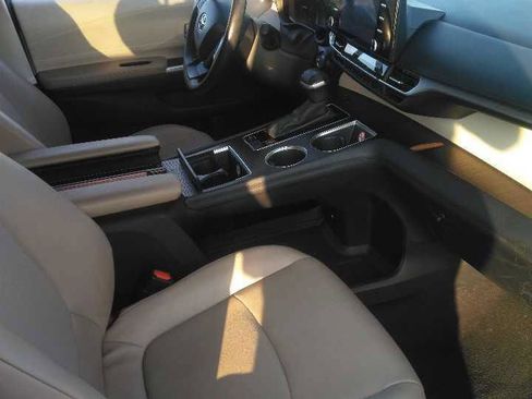 Used 2024 Toyota Sienna XLE FWD image 4