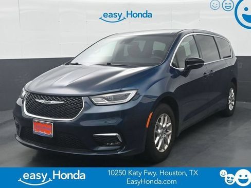 Used 2025 Chrysler Pacifica Select FWD image 1