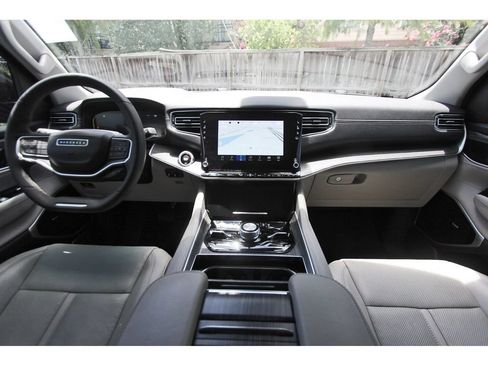 Used 2023 Jeep Wagoneer L Series III w/ Premium Group I AWD/4WD image 10