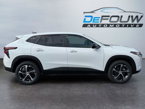 New 2026 Chevrolet Trax RS image 2