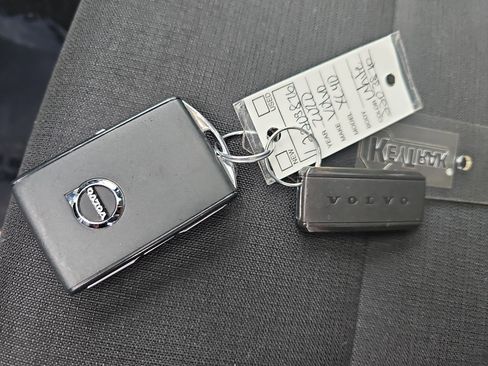 Used 2020 Volvo XC40 T5 Momentum image 36