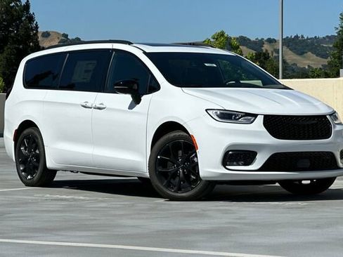 New 2025 Chrysler Pacifica Limited image 2