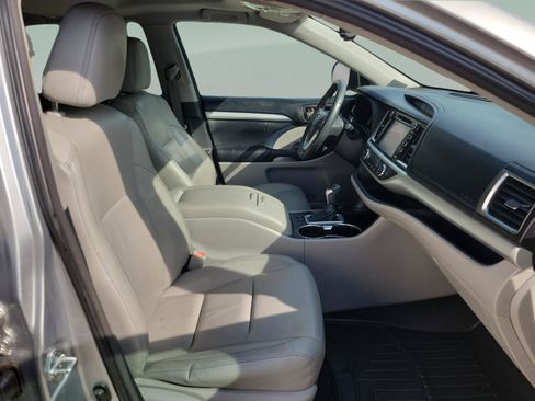 Used 2014 Toyota Highlander XLE FWD image 6