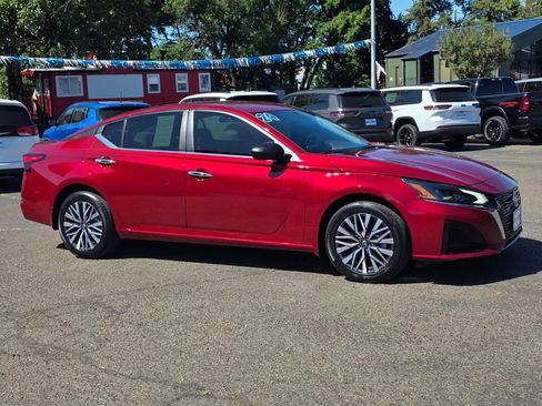 Used 2024 Nissan Altima 2.5 SV image 2