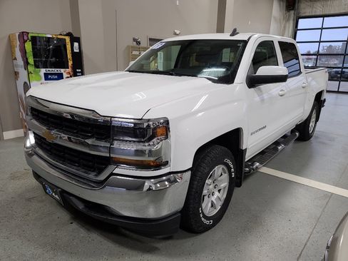 Used 2017 Chevrolet Silverado 1500 LT w/ Trailering Package image 2