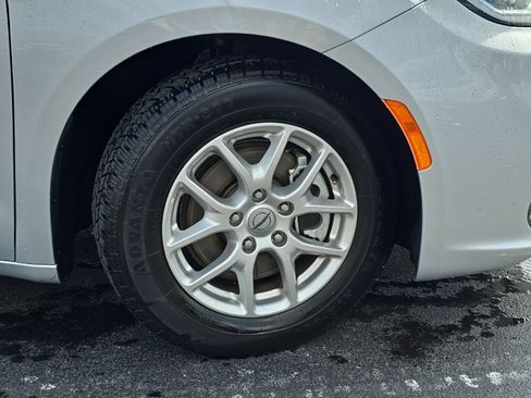 Used 2023 Chrysler Pacifica Touring-L FWD image 47