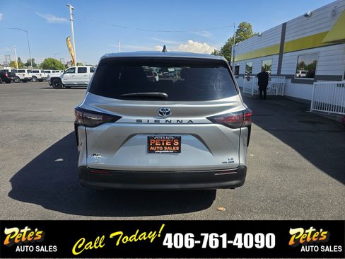 Used 2023 Toyota Sienna LE image 3