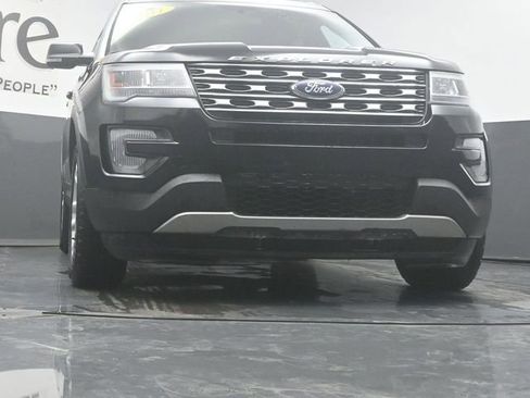 Used 2017 Ford Explorer XLT FWD image 3