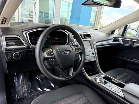 Used 2019 Ford Fusion SE FWD image 12