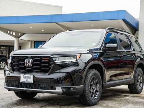 New 2025 Honda Pilot TrailSport image 3