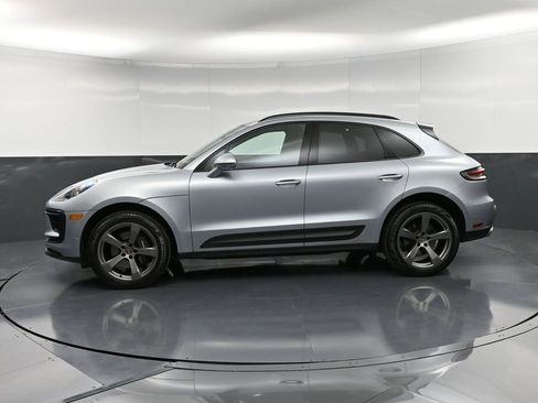 Certified 2022 Porsche Macan image 2