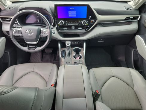 Used 2023 Toyota Highlander Limited image 16