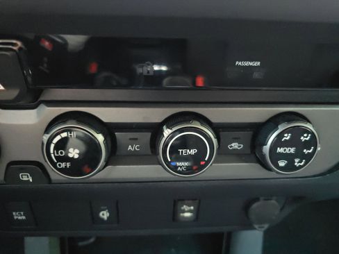 Used 2016 Toyota Tacoma TRD Sport w/ Towing Package image 40