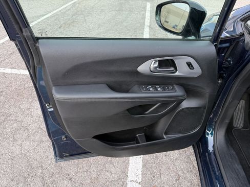 Used 2025 Chrysler Pacifica Limited image 18