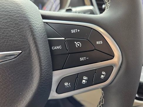 Used 2023 Chrysler Pacifica Touring-L AWD/4WD image 21