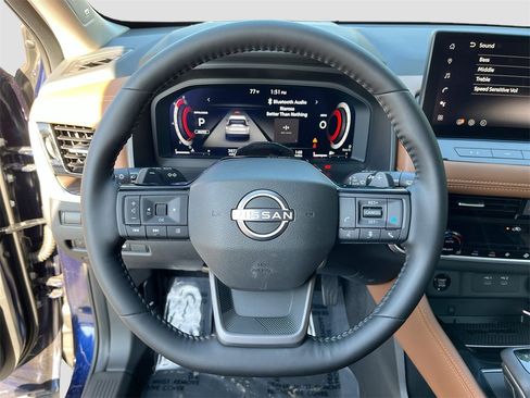 Used 2025 Nissan Rogue Platinum w/ Tech Package image 9