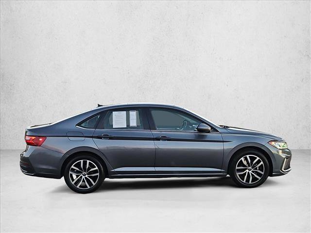 Used 2025 Volkswagen Jetta SE FWD image 4