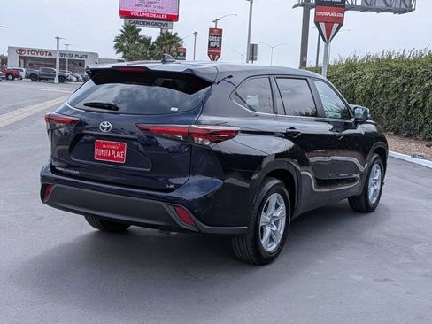 Used 2025 Toyota Highlander LE FWD image 9