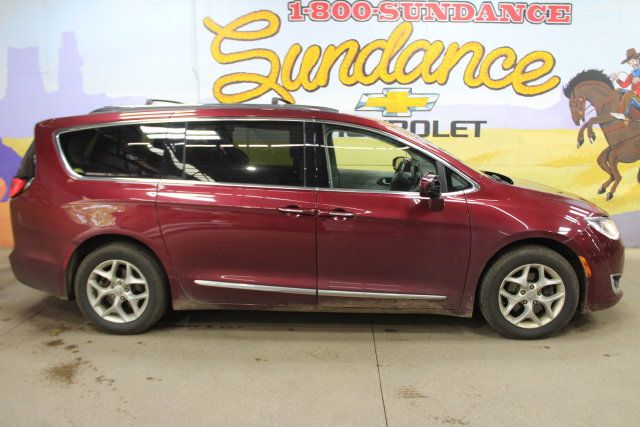 Used 2017 Chrysler Pacifica Touring-L Plus w/ Tire & Wheel Group FWD image 1