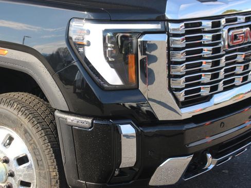 New 2026 GMC Sierra 3500 Denali w/ Denali Reserve Package AWD/4WD image 9